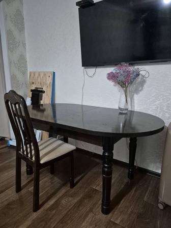 Продам стол с тремя стульями