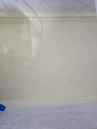 Молоко натуральное коровье домашнее.