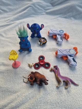 Продам набор игрушек герои, динозавры и бластеры!