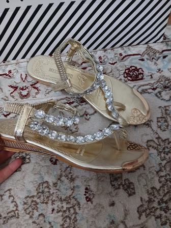 Продам босоножки