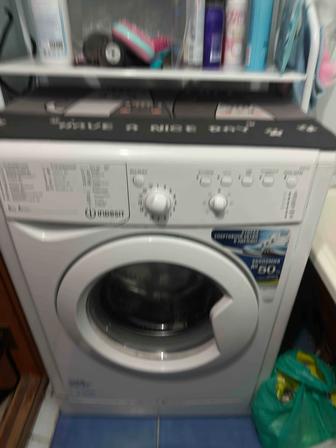 Продам рабочую стиральную машину Indesit