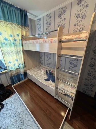 Продаю деревянную двухъярусную кровать.