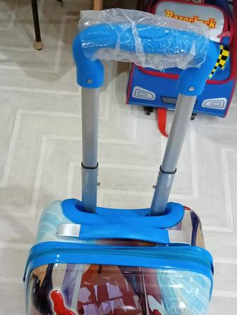 Продам детский чемодан