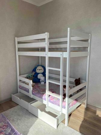 Продается детская кроватка и письменный стол