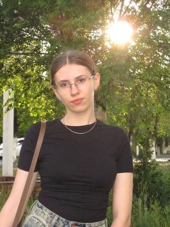 продавец консультант, мастер маникюра