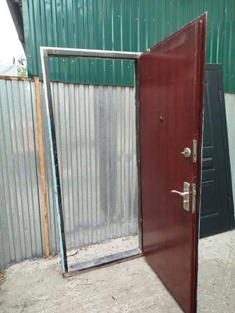 Продам дверь б/у