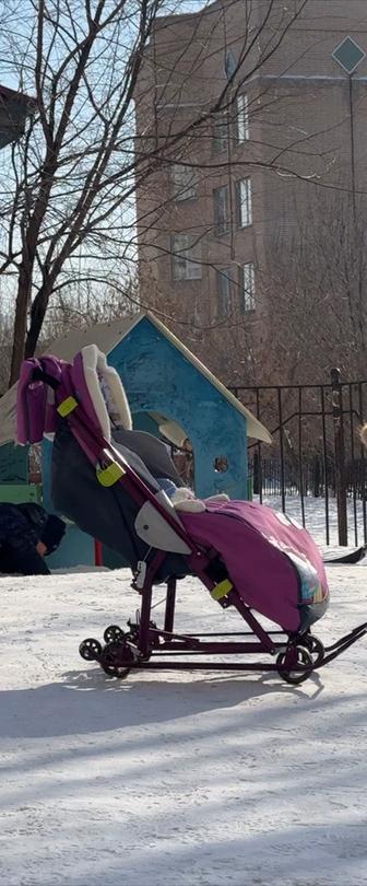 Продам детские санки. В комплекте варежки зимние( утепленые под любой моро