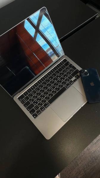 MacBook Air 13 M2, IPhone 13