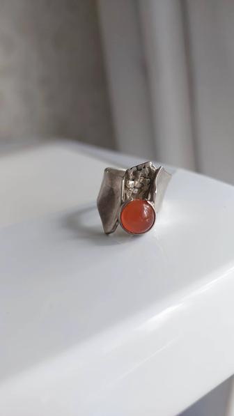Кольцо серебряное из натурального камня сердолик