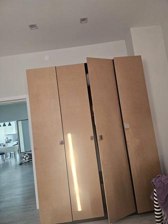 Шкаф платяной