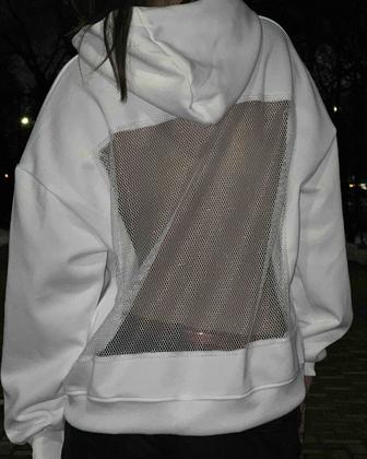 Трендовое худи с открытой спиной