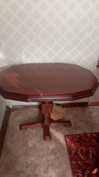 Деревянный стол со стульями