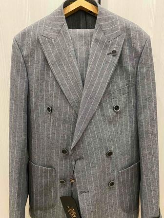 Костюм серый новый