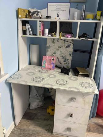 Письменный стол с полками и задвижками