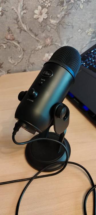 Микрофон Blue Yeti чёрный б/у