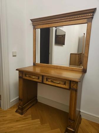 Туалетный столик с зеркалом