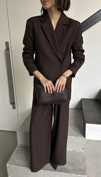 Стильный женский брючный костюм в шоколадном цвете
