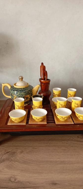 Чайная церемония столик из крассного дерева ,чашки,чайники и инструменты
