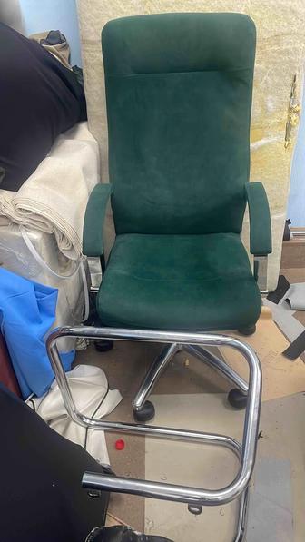 Перетяжка диванов по частям , обивка дивана быстро и качественно.