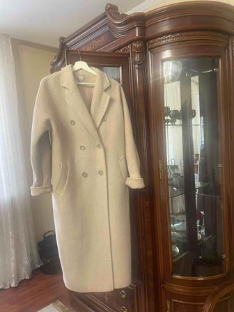 Женское ,модное пальто молочного цвета,драповое,ниже колена,отличного каче