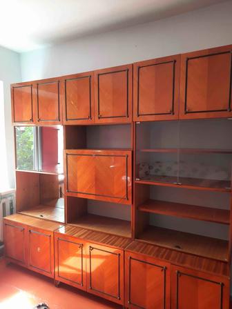 Стенка янтарного цвета