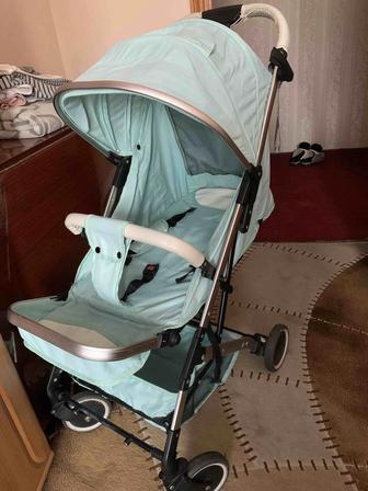 Продам прогулочную легкую удобную коляску цвет универсальный