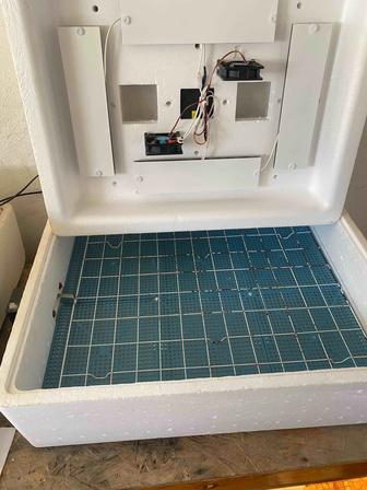 продается 2 инкубатора на 104 яиц и брудер для цыплят в длину 2.5 метра , в