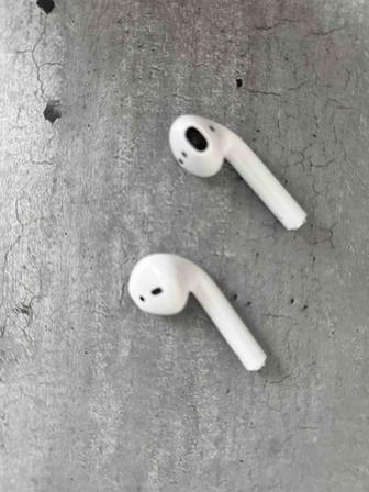 продам оригинальные airpods 2 ( чехол в подарок)
