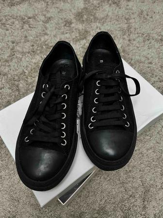 Продам новые кеды Burberry