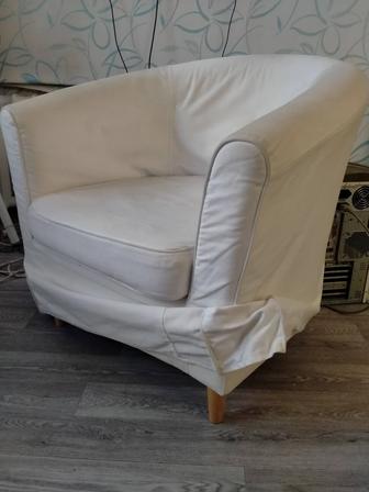 Икеа Кресла с чехлом хб белого цвета, . на ножках деревянных.