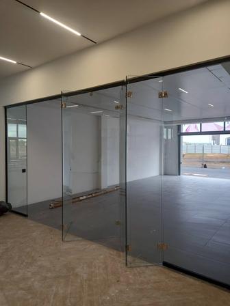 Изготовление и установка цельностеклянных алюминиевых перегородок