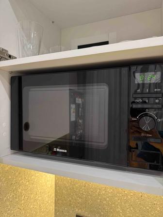 Продам микроволновую печь Hansa AMGF20E2GBH черную