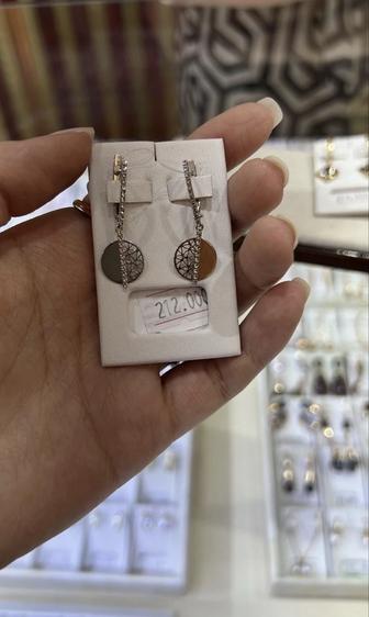 продам сережки белое золото с фианитами