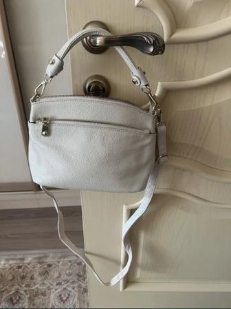 Продам сумки черного
 ( Stradivarius)Испания и молочного цвета, рюкзак