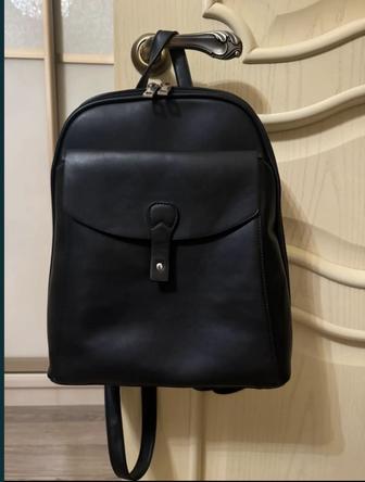 Продам сумки черного
 ( Stradivarius)Испания и молочного цвета, рюкзак