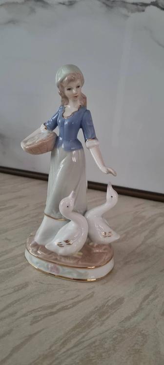 Статуэтка фарфоровая
