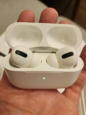 Продам наушники Air Pods Pro with wireless charging case оригинал