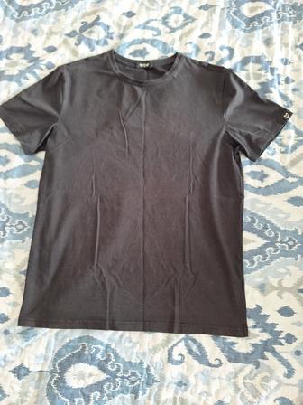 Продам черную футболку