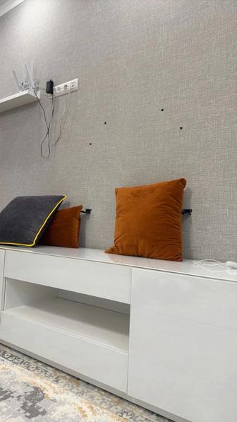 Повесить тв и перенести тумбу