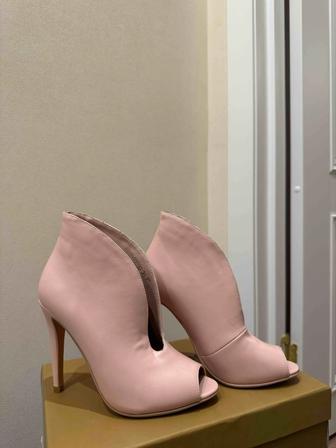 Продам новые босоножки