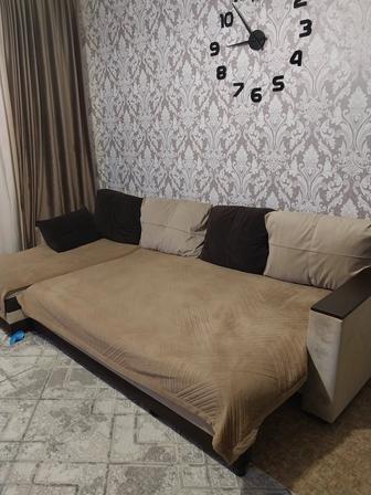 Продам диван .Имеется два ящика для белья,угол можно менять