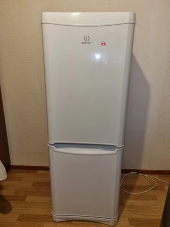 Продам холодильник Indesit