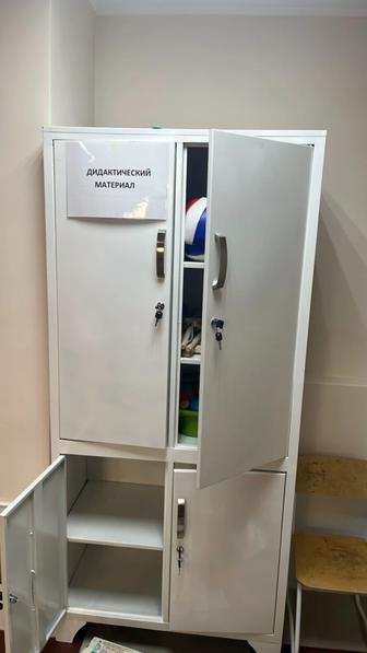 Шкаф медицинский белый с ключами