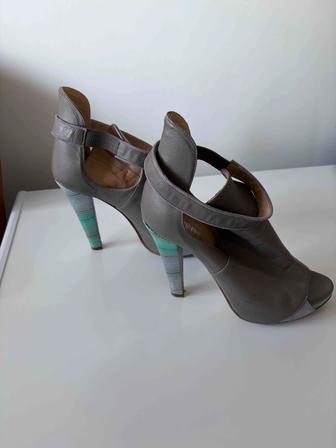 Продам женские босоножки