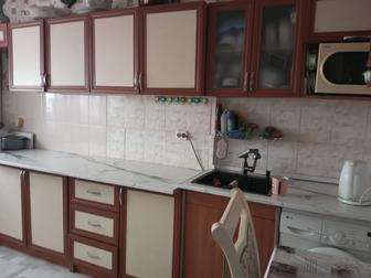 Продается кухонная мебель 2 стола, навесные шкафы, 4 шт