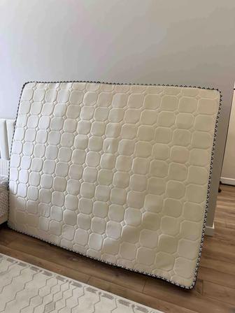 Отдам матрас бесплатно. Пружинный. Размер 160х2. Чистый, боятся не нужно.