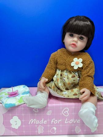 Кукла в подарочной коробке.