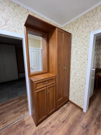 шкаф с зеркалом в прихожую. винтажный.