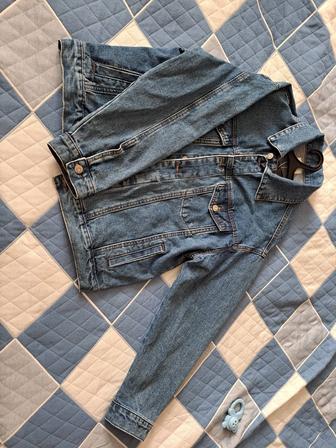 Вещи джинсы за 2 пары 15 тыс , если одна то за 7 отдам и джинсовка размер М