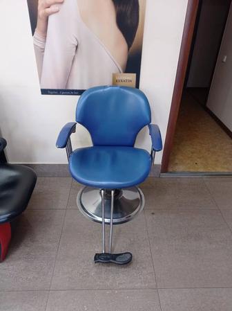 Продам кресло парикмахерское